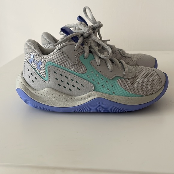 Under Armour Girls Basketball Sneakers (size 12) - Picture 3 of 11